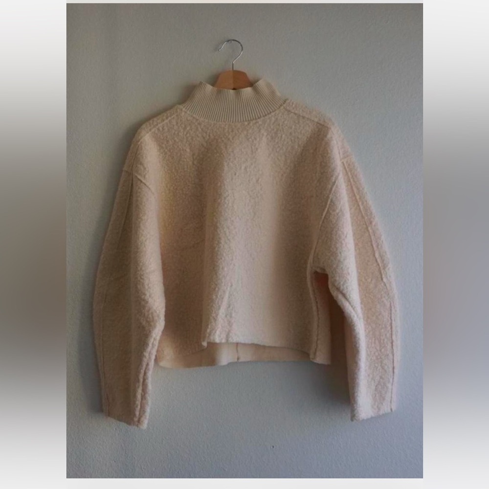 Cream fun texture pullover cropped